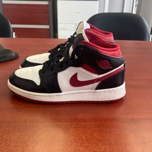 Air Jordan 1’s red/black and white size 5